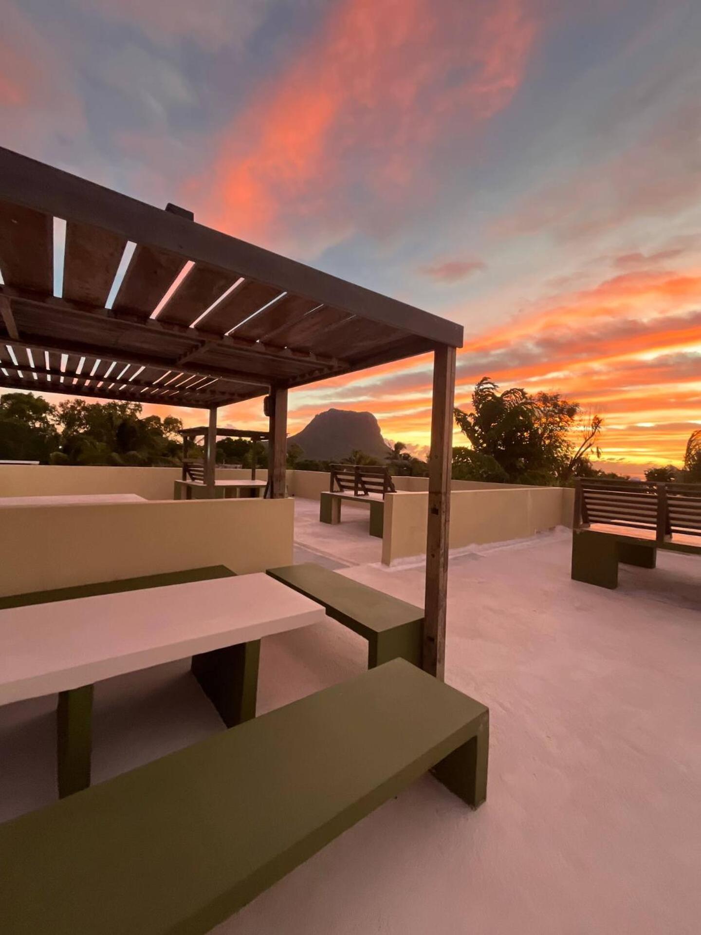 Loukaz -Entire Rental Units W Panoramic Rooftop Coteau Raffin Exterior photo